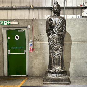 Haute Statue de Bouddha Debout en Or Antique - 3m de haut