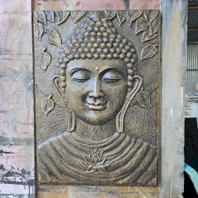 Grand Bouddha avec Cadre en ciment fibré en Relief Antique Doré - 0,7x1m