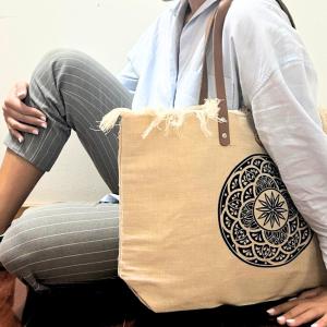 Grossiste de Sacs Naturels avec Poignée en Cuir Découvrez la collection exclusive de sacs naturels d'AW Artisan France, alliant élégance, fonctionnalité et une touche artisanale unique, fabriquée en Inde. Ces sacs sont idéaux pour la revente, parfaits pour les magasins de produits durables, les boutiques ou toute entreprise qui valorise un style respectueux de l'environnement.  Les sacs sont disponibles dans 4 modèles exclusifs, inspirés par des symboles puissants et spirituels :  Mandala, qui représente l'équilibre et l'harmonie, idéal pour ceux qui recherchent la connexion et la sérénité. Fleur de Vie, un symbole ancestral d'énergie et de création, attirant ceux qui apprécient à la fois le design et la signification. Bouddha, un symbole parfait pour les clients qui valorisent la spiritualité et la pleine conscience. Inspiration, un design qui reflète la créativité et la positivité, idéal pour illuminer le quotidien. Ces sacs ont été soigneusement conçus pour offrir praticité et style. Fabriqués en coton naturel, ils sont légers et écologiques, reflétant un engagement envers la durabilité. Ils sont équipés d'une poche intérieure, offrant un espace supplémentaire pour des objets tels que les clés ou le téléphone. Les poignées en cuir ajoutent une touche robuste et élégante, garantissant durabilité et confort. Un bouton de sécurité permet également de garder vos affaires en sécurité, tandis que les finitions en volants de coton apportent une touche artisanale et charmante.  Ces sacs ont une taille idéale pour transporter tous les essentiels, les rendant pratiques et polyvalents. Ils sont parfaits pour une sortie décontractée ou une journée bien remplie. Ils véhiculent également un message, faisant d'eux un choix attrayant pour une clientèle variée.  Saisissez cette opportunité d'offrir un produit alliant fonctionnalité, beauté et respect de l'environnement. Commandez dès maintenant !