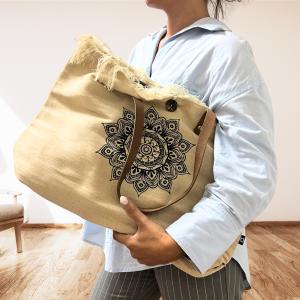 Ventes aux entreprises de Sacs Naturels avec Poignée en Cuir Découvrez la collection exclusive de sacs naturels d'AW Artisan France, alliant élégance, fonctionnalité et une touche artisanale unique, fabriquée en Inde. Ces sacs sont idéaux pour la revente, parfaits pour les magasins de produits durables, les boutiques ou toute entreprise qui valorise un style respectueux de l'environnement.  Les sacs sont disponibles dans 4 modèles exclusifs, inspirés par des symboles puissants et spirituels :  Mandala, qui représente l'équilibre et l'harmonie, idéal pour ceux qui recherchent la connexion et la sérénité. Fleur de Vie, un symbole ancestral d'énergie et de création, attirant ceux qui apprécient à la fois le design et la signification. Bouddha, un symbole parfait pour les clients qui valorisent la spiritualité et la pleine conscience. Inspiration, un design qui reflète la créativité et la positivité, idéal pour illuminer le quotidien. Ces sacs ont été soigneusement conçus pour offrir praticité et style. Fabriqués en coton naturel, ils sont légers et écologiques, reflétant un engagement envers la durabilité. Ils sont équipés d'une poche intérieure, offrant un espace supplémentaire pour des objets tels que les clés ou le téléphone. Les poignées en cuir ajoutent une touche robuste et élégante, garantissant durabilité et confort. Un bouton de sécurité permet également de garder vos affaires en sécurité, tandis que les finitions en volants de coton apportent une touche artisanale et charmante.  Ces sacs ont une taille idéale pour transporter tous les essentiels, les rendant pratiques et polyvalents. Ils sont parfaits pour une sortie décontractée ou une journée bien remplie. Ils véhiculent également un message, faisant d'eux un choix attrayant pour une clientèle variée.  Saisissez cette opportunité d'offrir un produit alliant fonctionnalité, beauté et respect de l'environnement. Commandez dès maintenant !